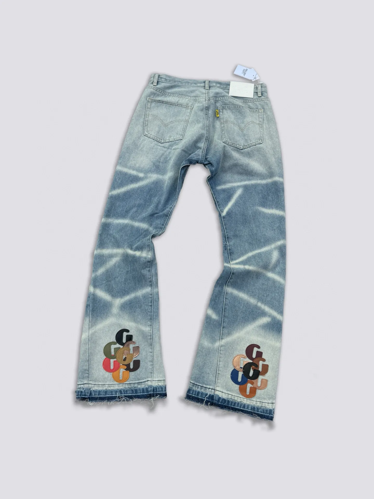 -Size upper body P240#G66 GALLERY DEPT. Denim spliced ​​with all-over printed leather ripped bell-bottoms, washed and distressed jeans. GALLERY is attracted by these bell-bottoms. Whether it is a reset of Carhartt or Levis, they all create a strong brand style. Since these pants are modified from rare vintage, the production capacity is limited. Therefore, after many icons wore them, these pants were once hard to find. Later, perhaps due to the improvement of GD's business in the past two years and the expansion of production lines, the brand itself lowered the price, so I can't wait any longer for these pants this year and will definitely buy them. During the process of the denim washing plant, the owner of the washing plant helped introduce a boss who had worked for Levi's foundry and started his own business. This also paved the way for the following styles. Therefore, Levi's remodeled single product for the base plate is really familiar. Whether it is the fabrics supplied or the lathes used in production, there is nothing to choose from. -Color: blue -Size: S-XXL (corresponding to 28-36)